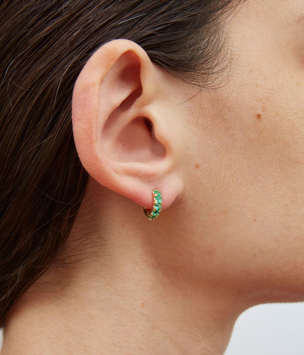 Mini Macrohoop 18k yellow gold emerald earrings