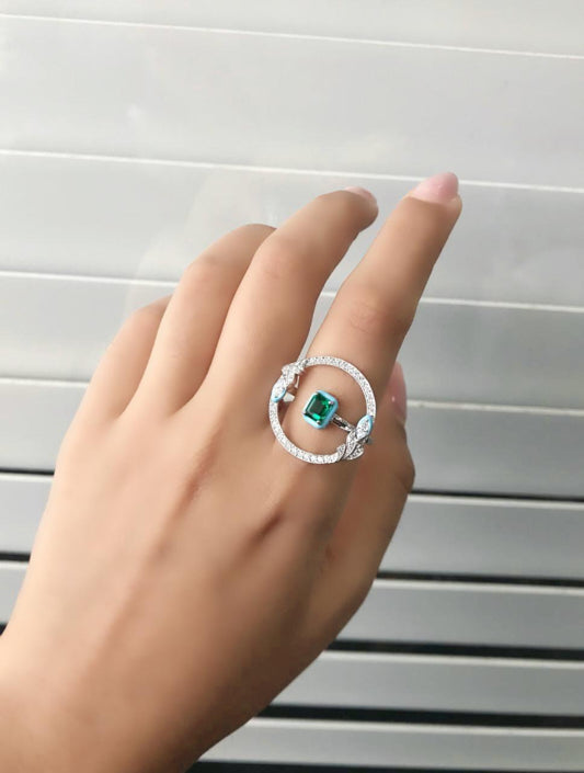 Halo Top 18k white gold, diamond and emerald ring